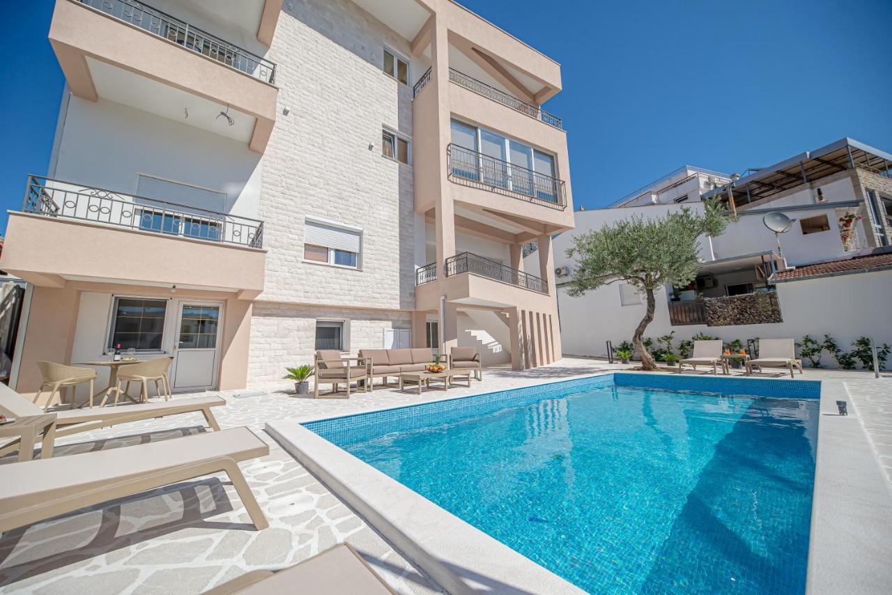 N&N Lux Guest House Bar Exterior foto